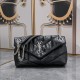 입생로랑 LOULOU PUFFER 퀼팅 램스킨 백 (해외배송)