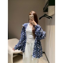 루이비통 모노그램 풀 로고 프린트 후드 선 프로텍션 재킷 (해외배송)